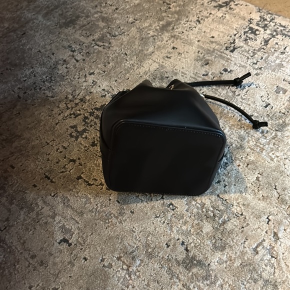 Sold!!!! JULES BLK LEATHER SMALL BUCKET BAG - Picture 3 of 5